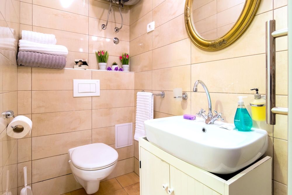 Gaius Aurelius Valerius Traditional Studio, Courtyard View 10