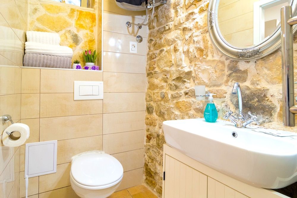 Gaius Aurelius Valerius Romantic Studio, Courtyard View 11