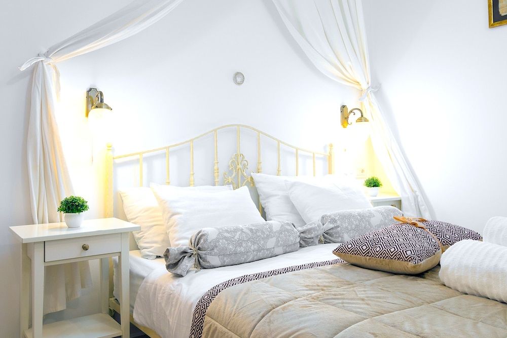 Gaius Aurelius Valerius Traditional Studio, Courtyard View 3