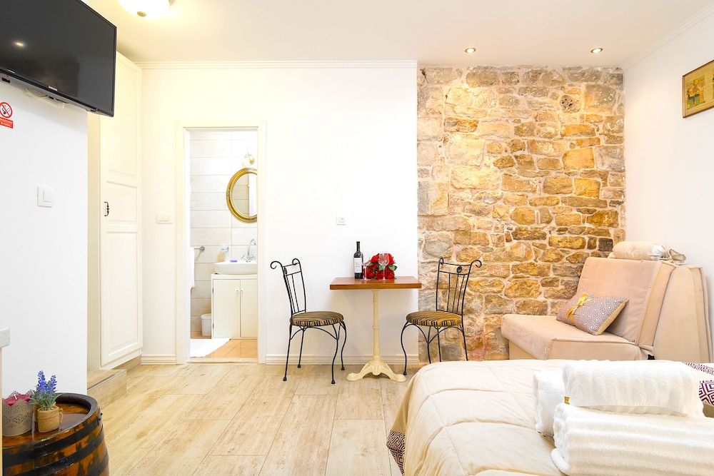 Gaius Aurelius Valerius Traditional Studio, Courtyard View 11