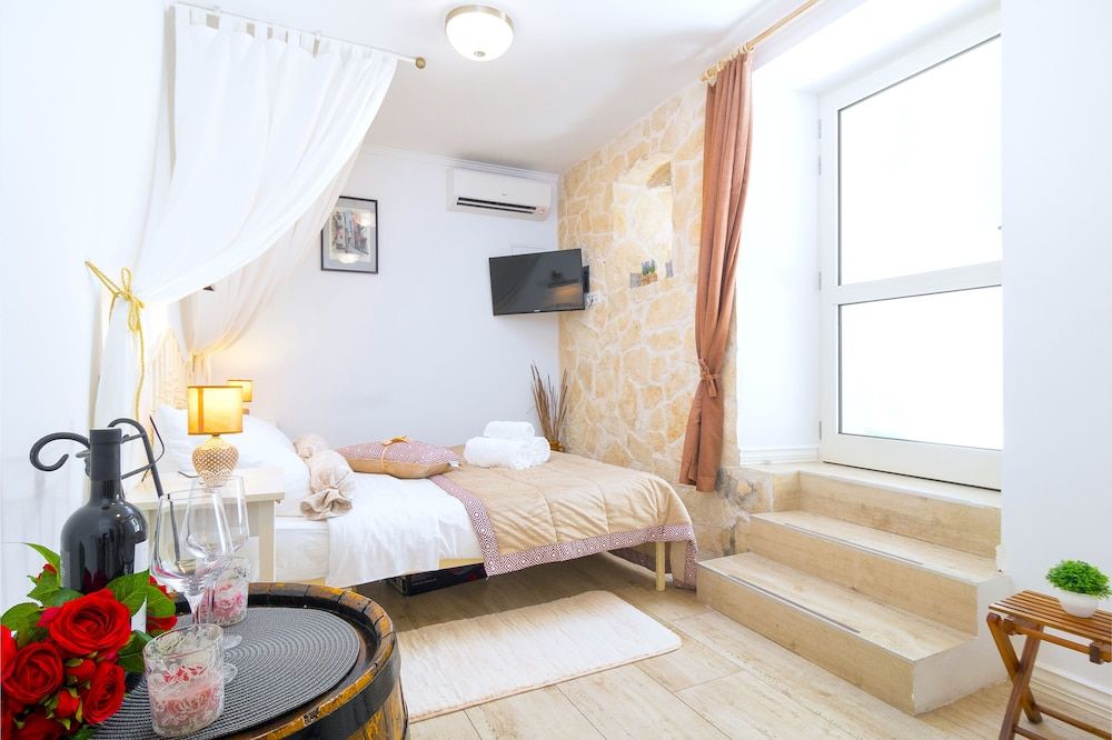 Gaius Aurelius Valerius Romantic Studio, Courtyard View 8