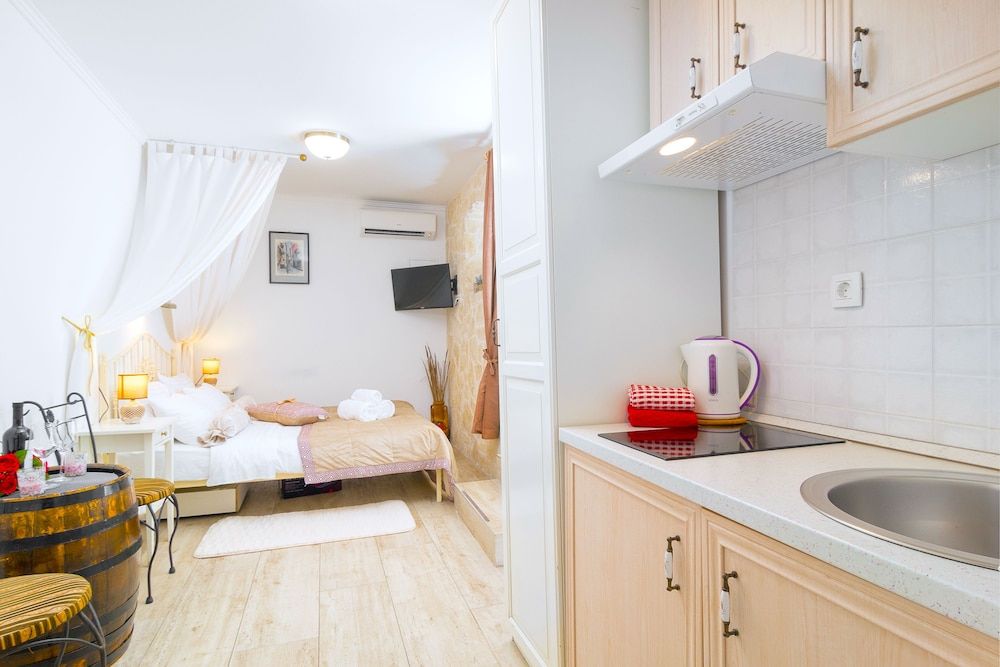 Gaius Aurelius Valerius Romantic Studio, Courtyard View 4