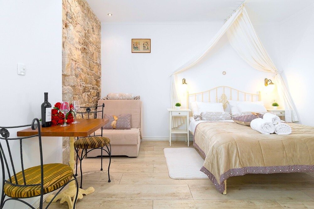 Gaius Aurelius Valerius Traditional Studio, Courtyard View 4