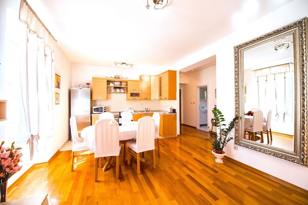 undefined L U X E Bacvice Collection 7