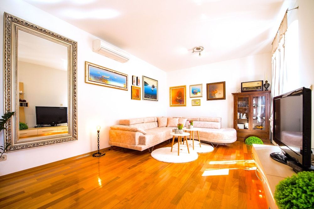 undefined L U X E Bacvice Collection