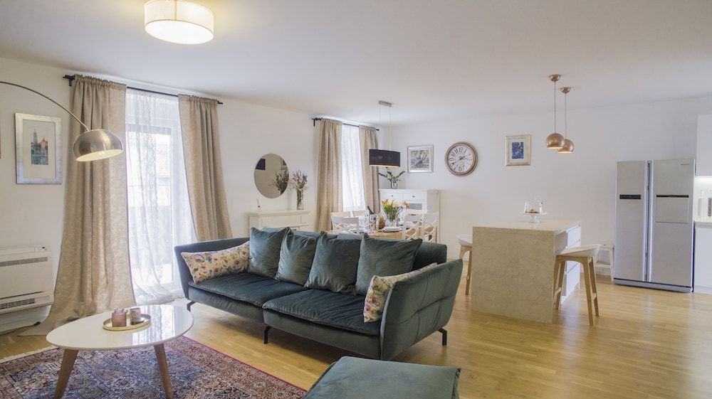 undefined Presidential Suites Chica Cure 3