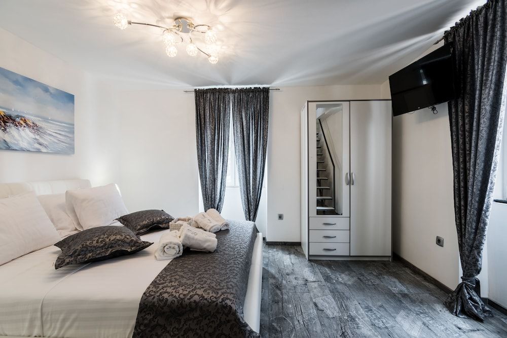 Split Apartments with Hotel Service Executive Studio