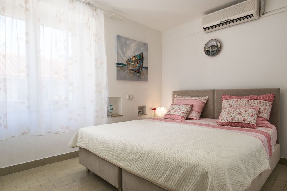Split Apartments with Hotel Service Traditional Studio, City View (V) 9