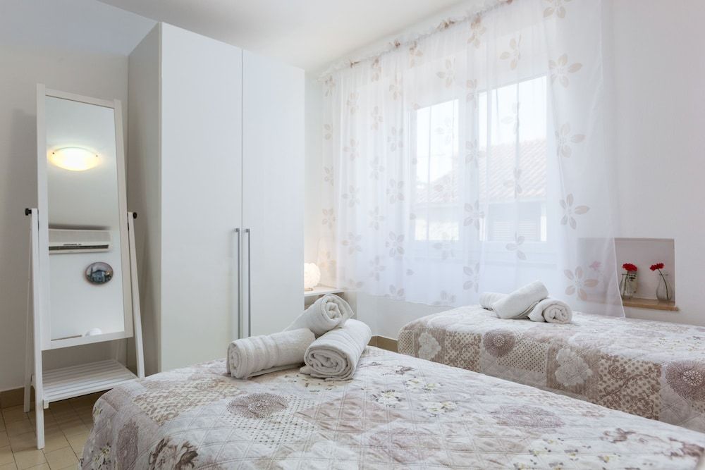 Split Apartments with Hotel Service Traditional Studio, City View (V) 5