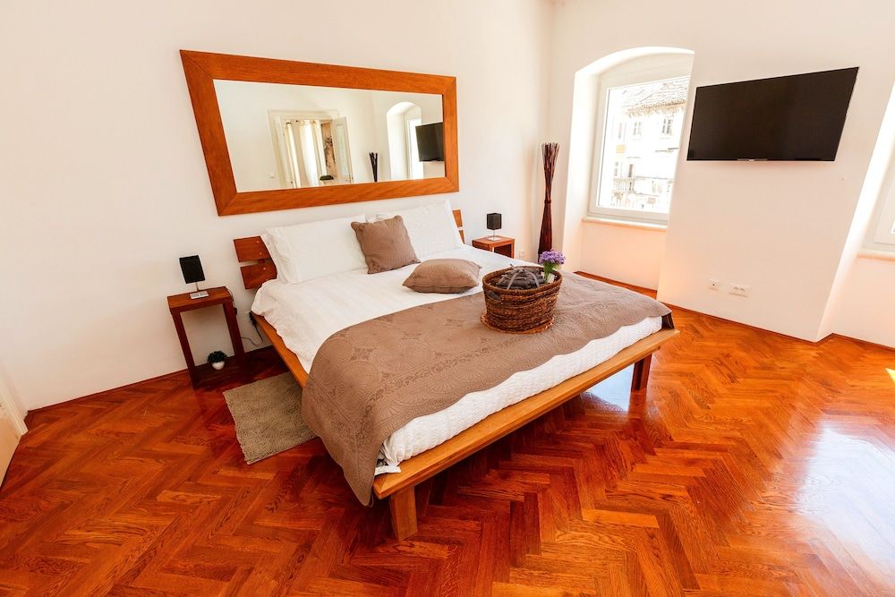 undefined L U X E Collection 4