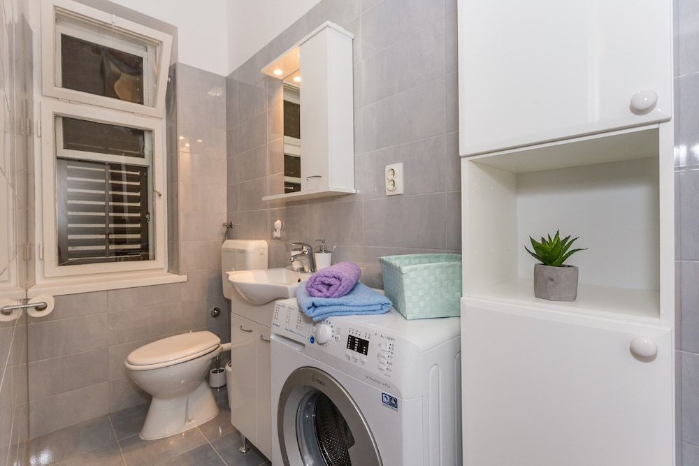 Studio Leon-Sara with shaded patio and garden view Studio Suite 13