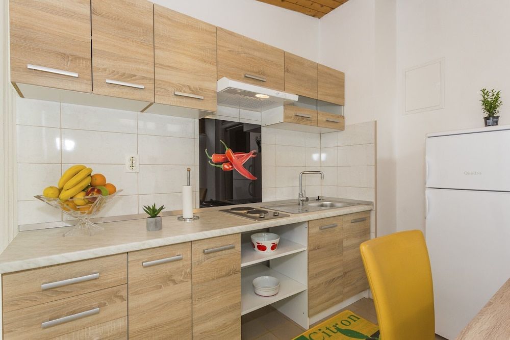 Studio Leon-Sara with shaded patio and garden view Studio Suite 11