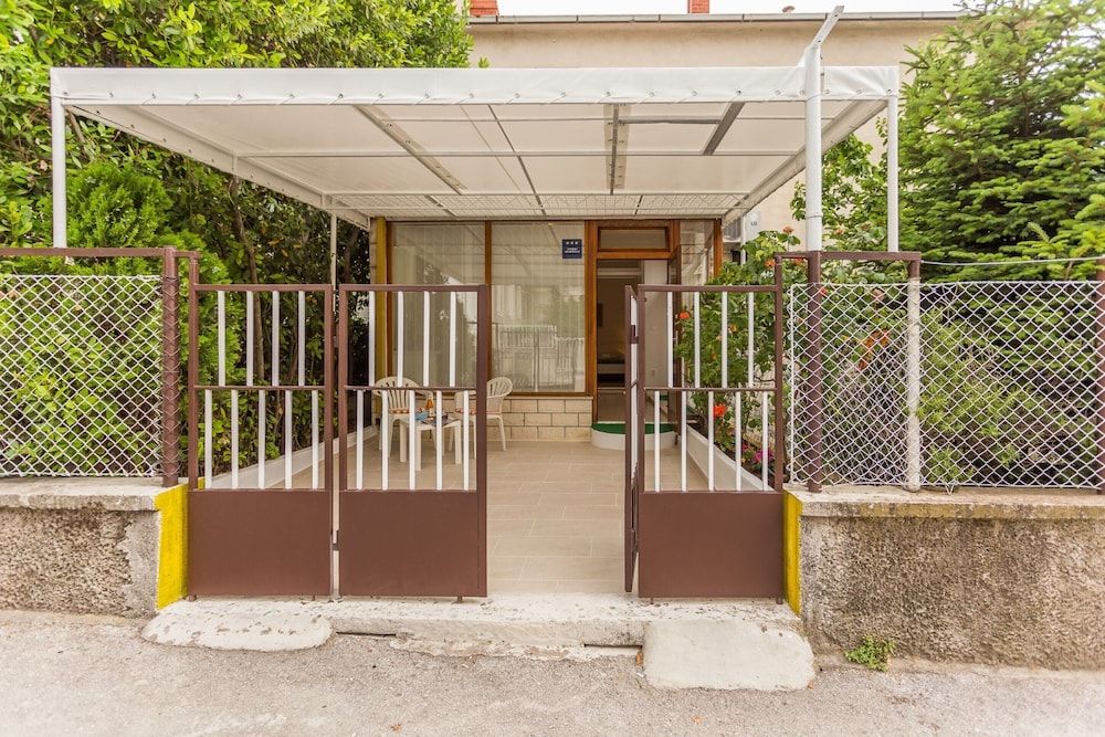 undefined Studio Leon-Sara with shaded patio and garden view 2