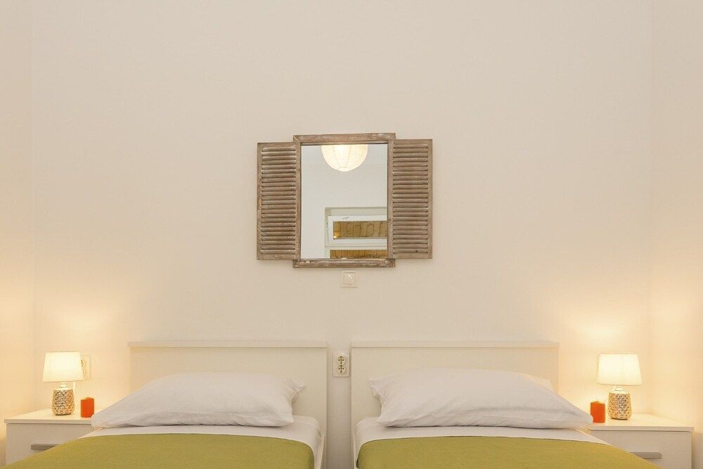 undefined Studio Leon-Sara with shaded patio and garden view 7