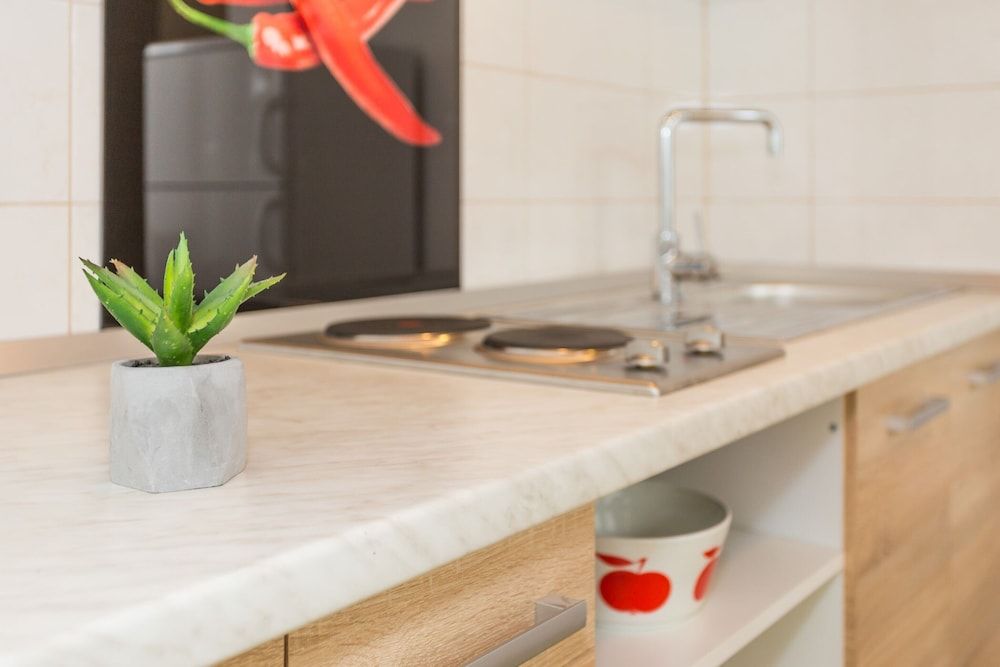 Studio Leon-Sara with shaded patio and garden view Studio Suite 10