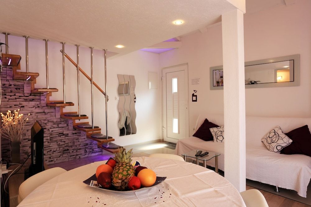 Apartments Ella Lilla Apartment 6