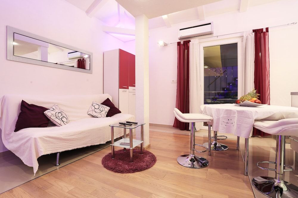 Apartments Ella Lilla Apartment 5