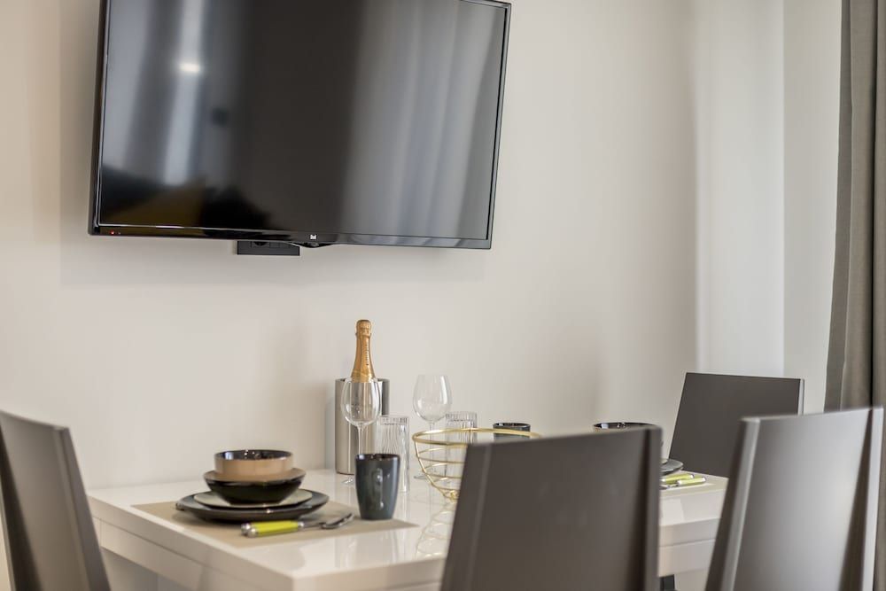 2nightStudios Apartment, Pool Access 15