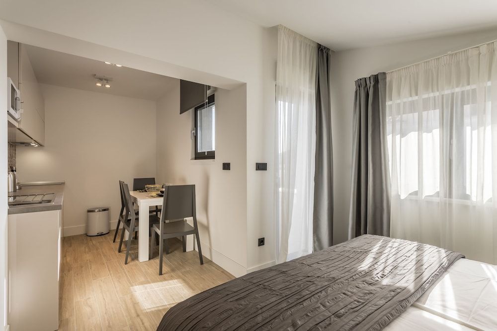 2nightStudios Apartment, Pool Access 3