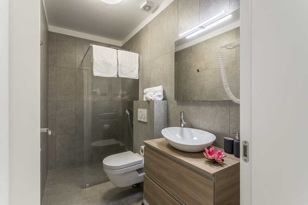 2nightStudios Apartment, Pool Access 11