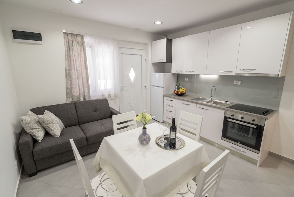 Drop In Split Suites Superior Apartment 8