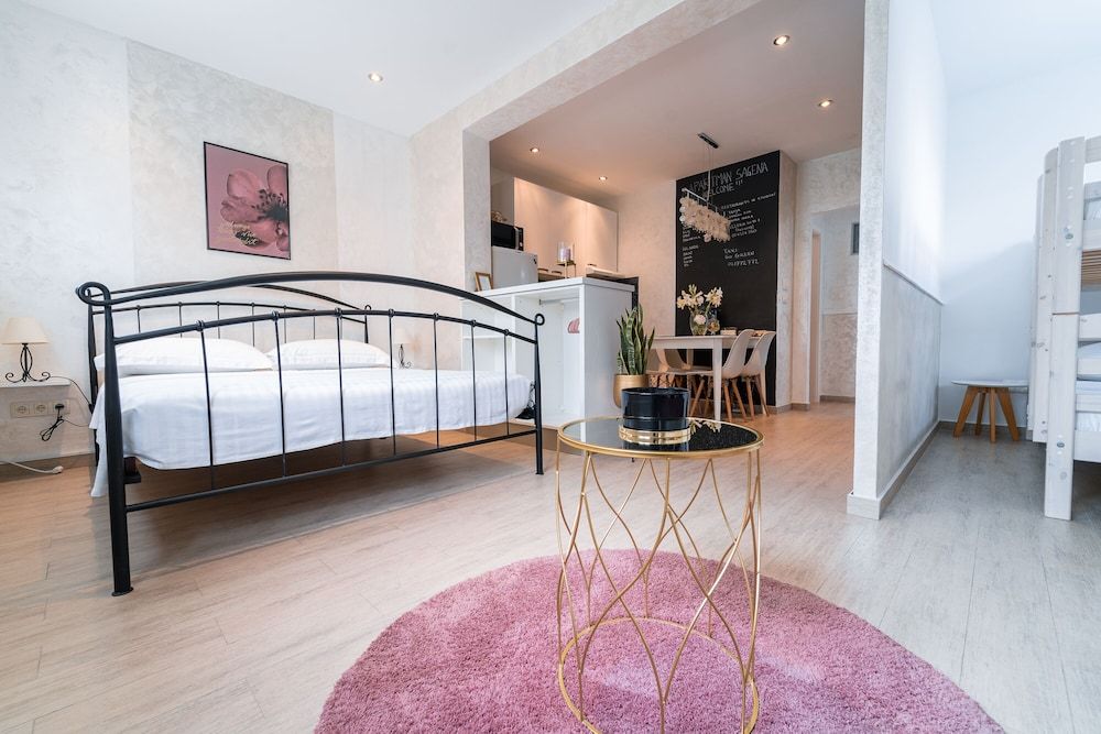 undefined Studio Apartment with garden 2