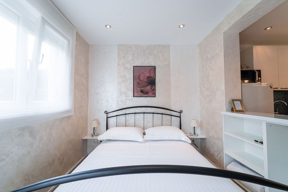 undefined Studio Apartment with garden