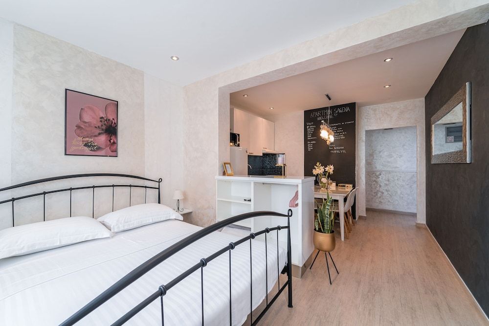 undefined Studio Apartment with garden 5