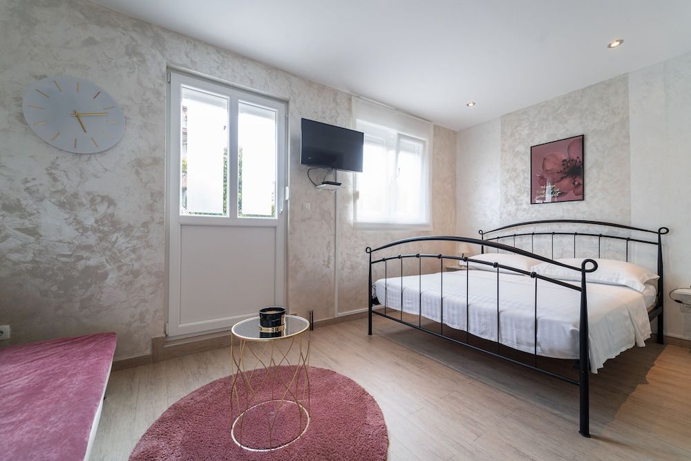 undefined Studio Apartment with garden 10