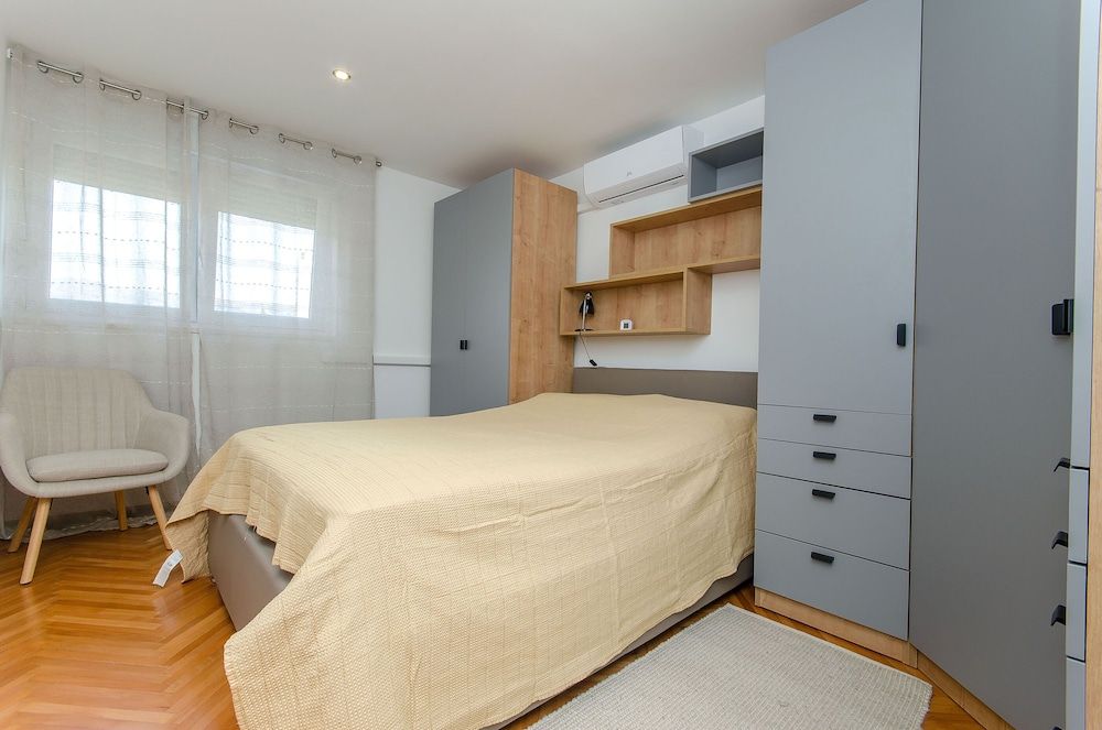 undefined Apartment Sunny 6