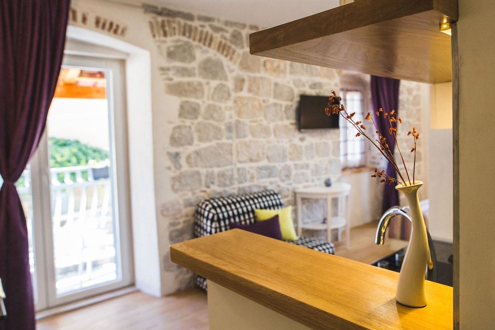 Sir George Luxury Suites Apartment, Balcony 11