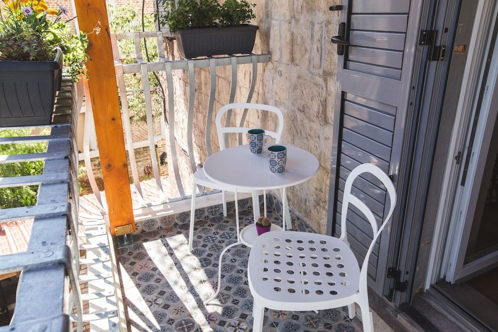 Sir George Luxury Suites Apartment, Balcony 12