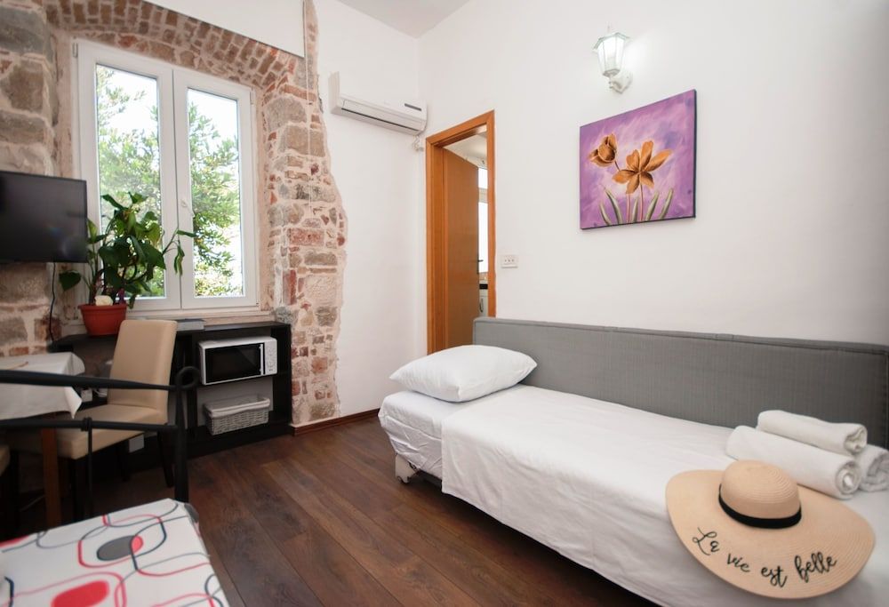 undefined Apartments Angie 2