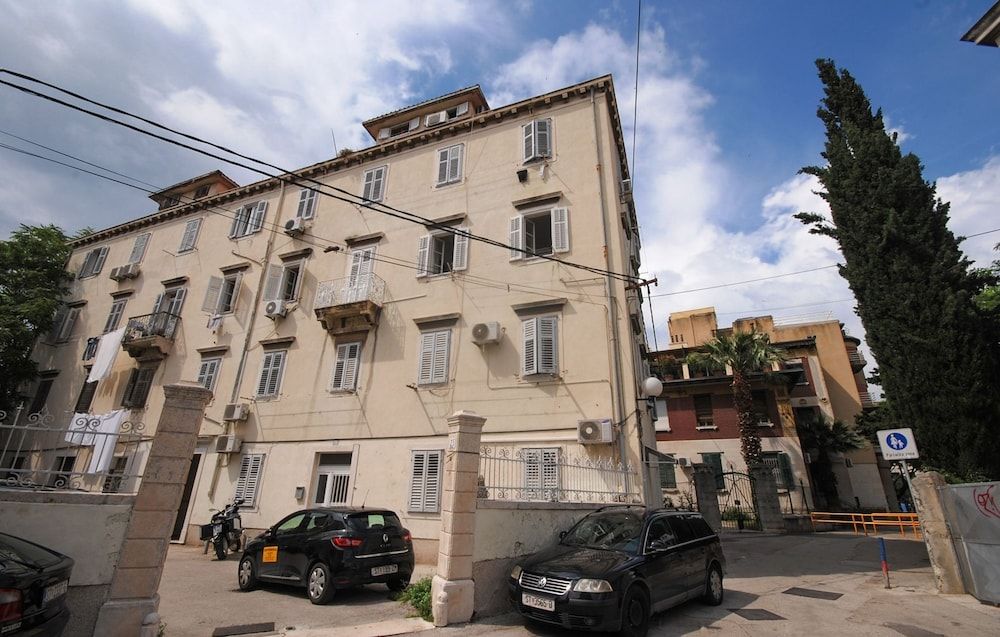 undefined Apartments Angie 3