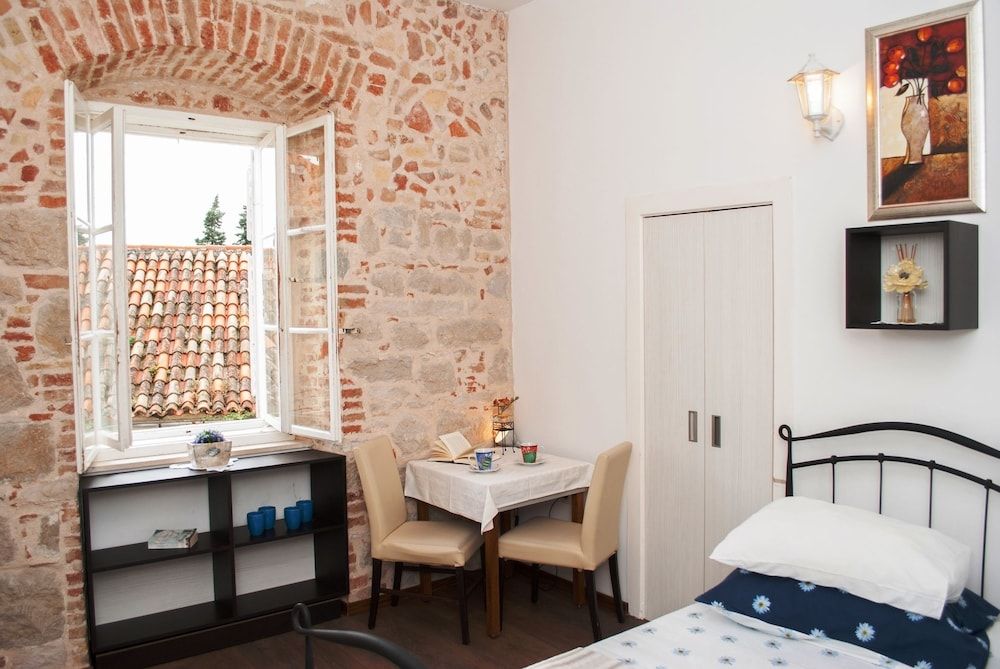 undefined Apartments Angie 5