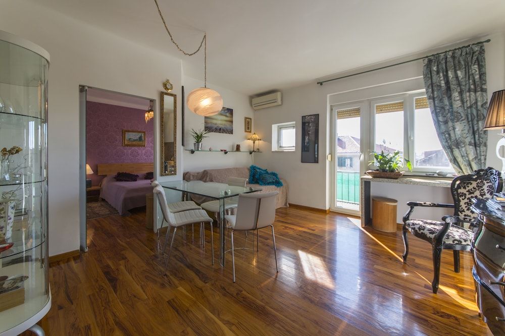 undefined Tifani Apartment 5