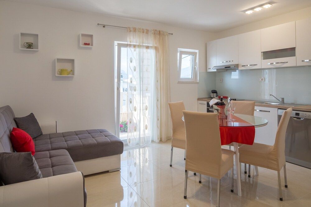 undefined Apartments Ena 10