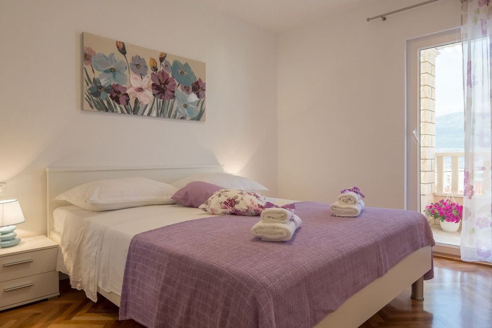 undefined Apartments Ena