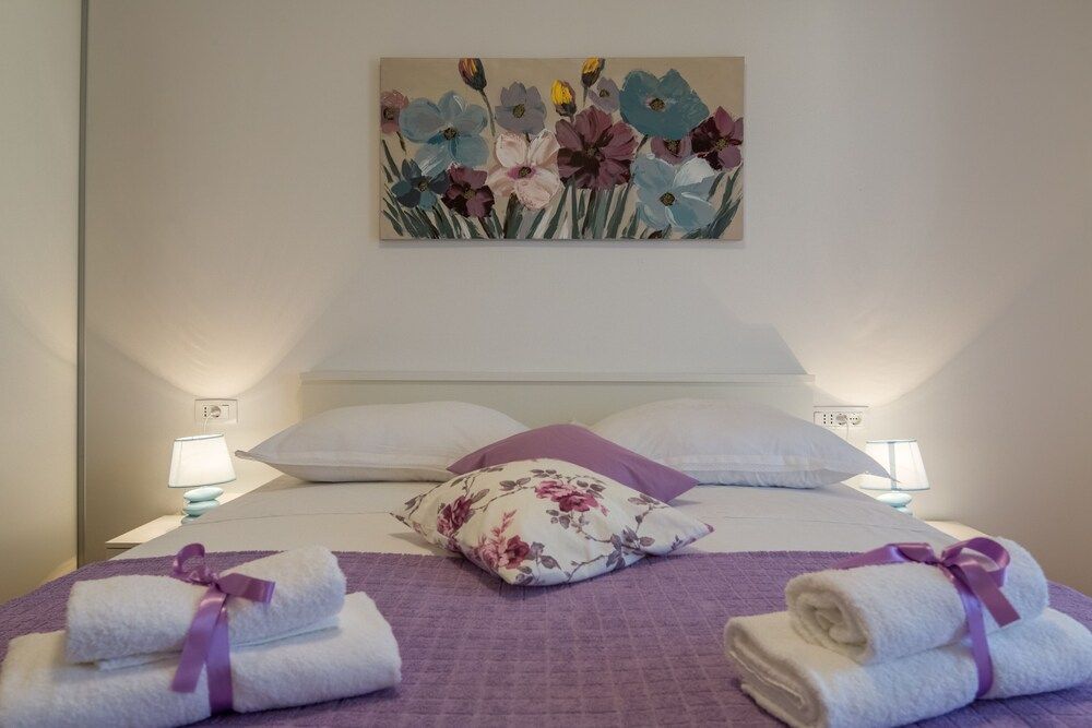 undefined Apartments Ena 4