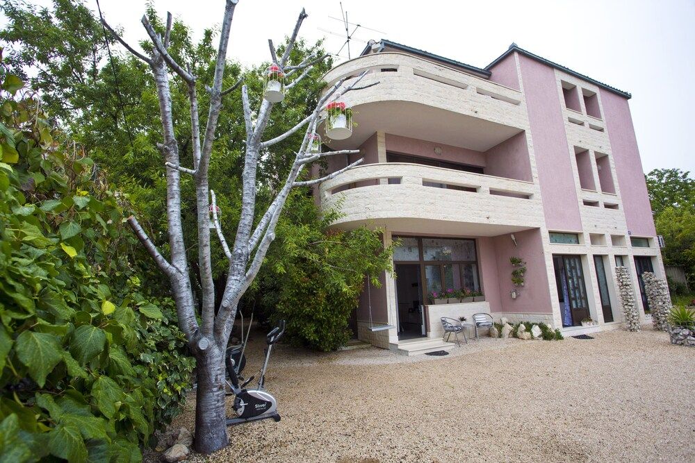 undefined Apartments Silver Tree 4