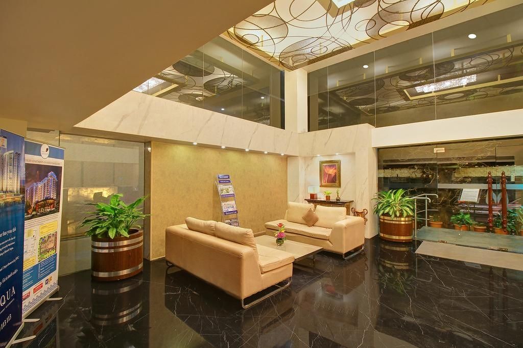 undefined Monarch Luxur 4