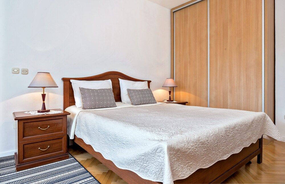 undefined Apartments Emi 7