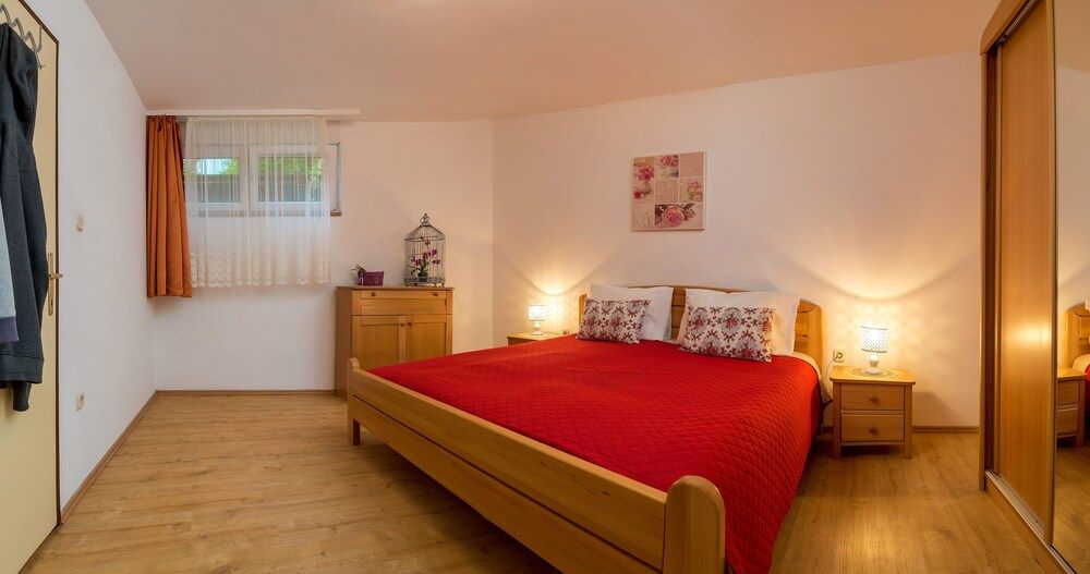 undefined Apartments Emi 5