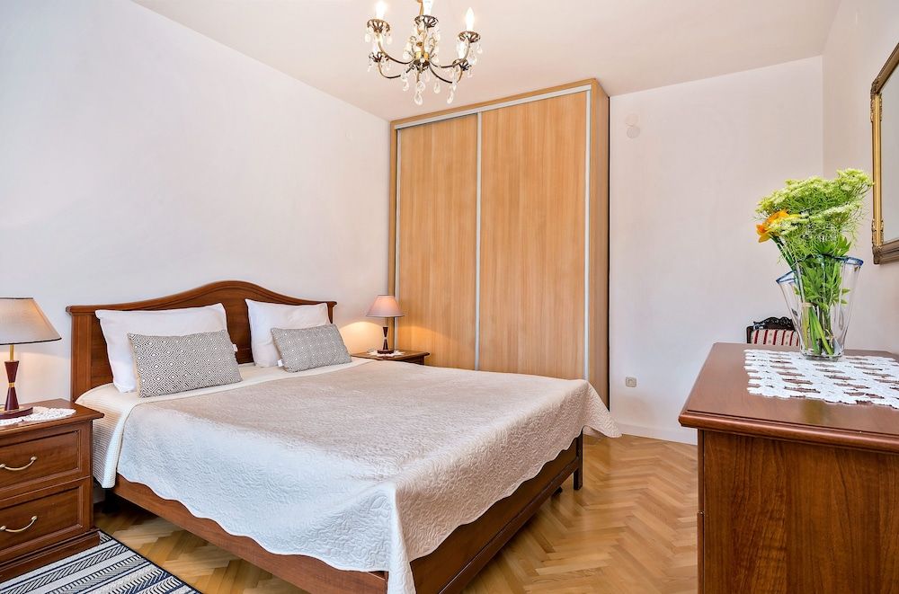 undefined Apartments Emi 8