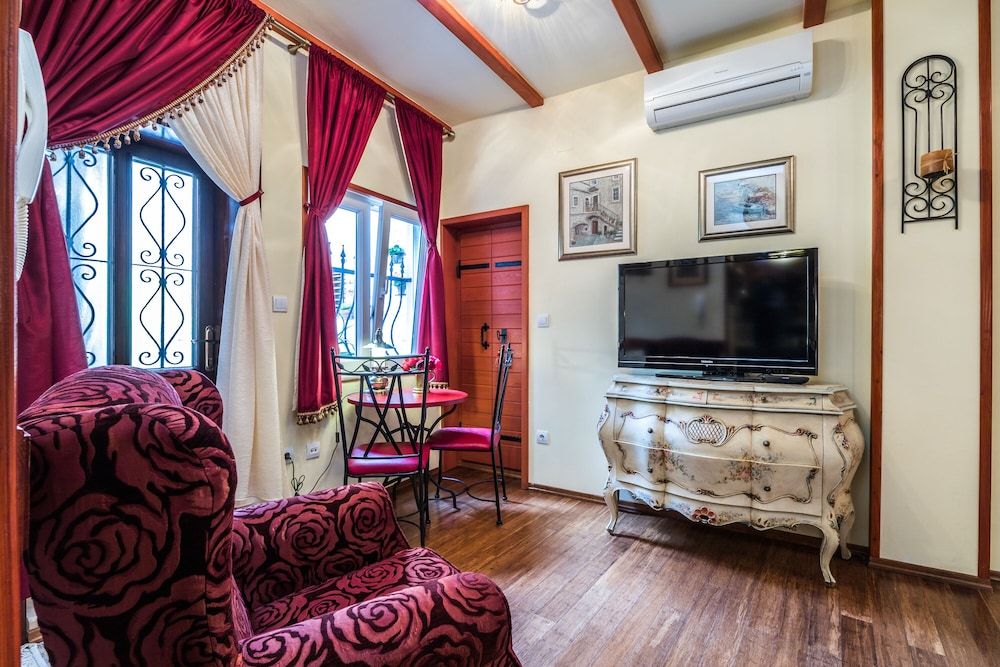 Emperor's Suites Studio Suite 12