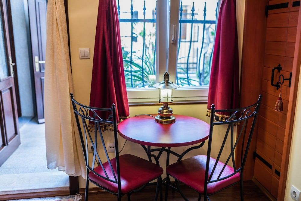 Emperor's Suites Studio Suite 13