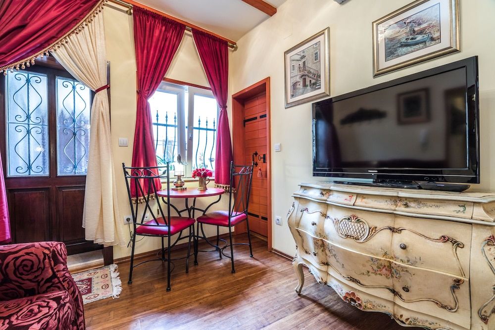 Emperor's Suites Studio Suite 10