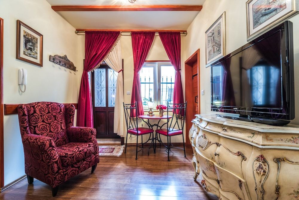 Emperor's Suites Studio Suite 9