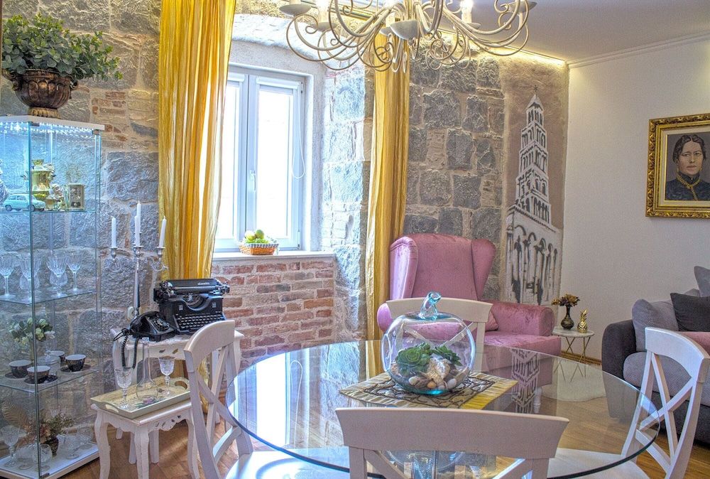 undefined Split Theatre Apartments 9