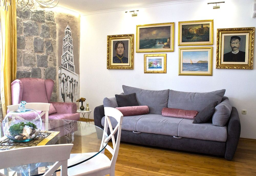 undefined Split Theatre Apartments 8